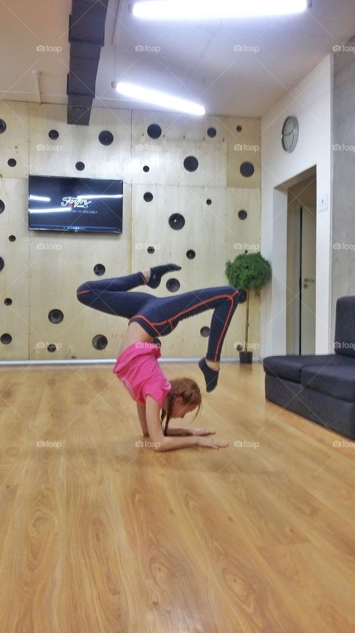 девочка делает стойку на руках