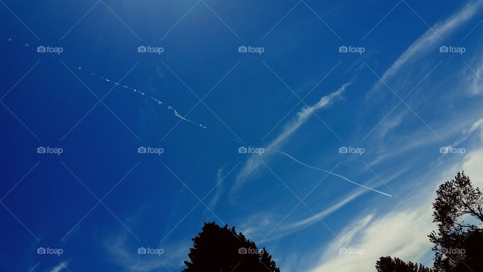 plane con trails in the sky