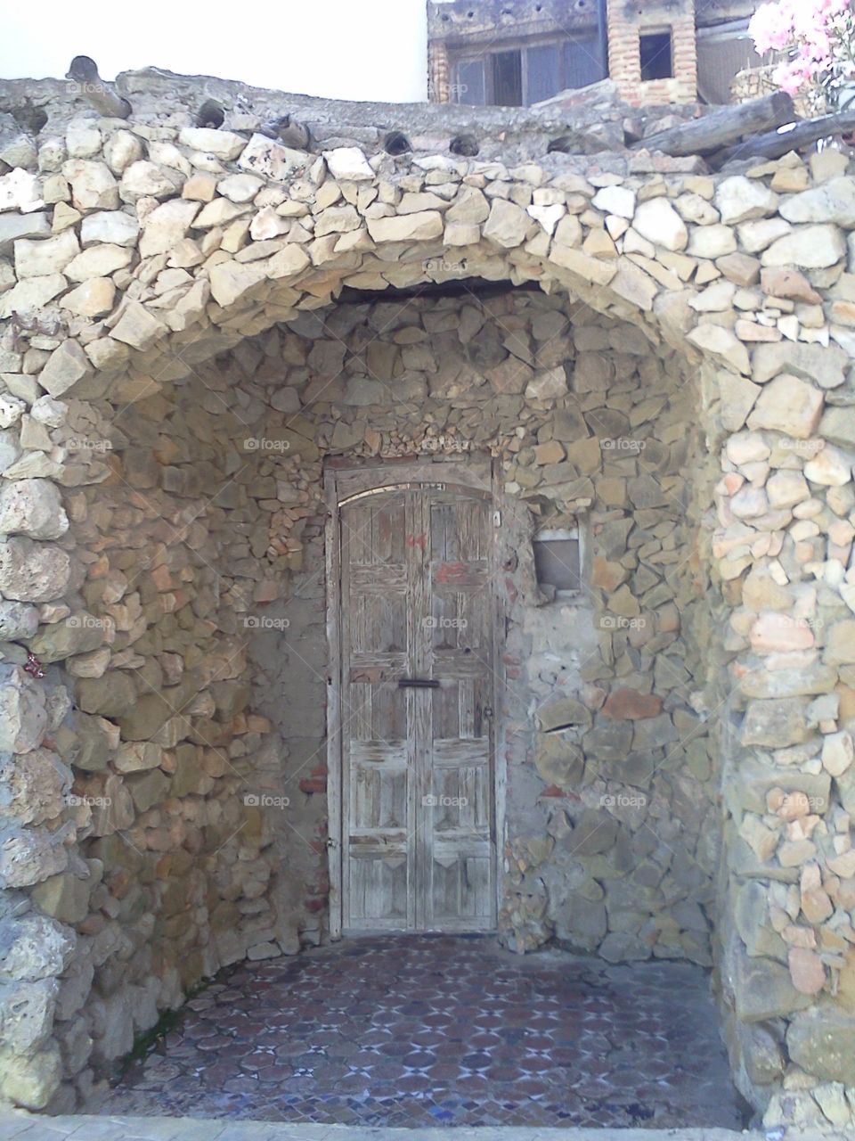 Tür von die älteste Haus in die kleine Stadt Martil in Nord Marokko