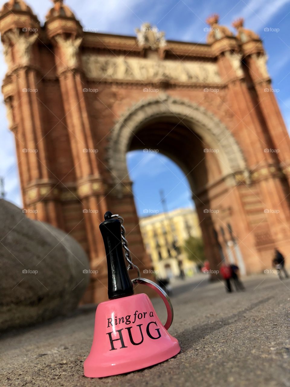 A bright pink bell where it doesn’t belong, but it says so much. Ring for a hug in front of the arc of triumph. Playful in the ancient city of Barcelona. 