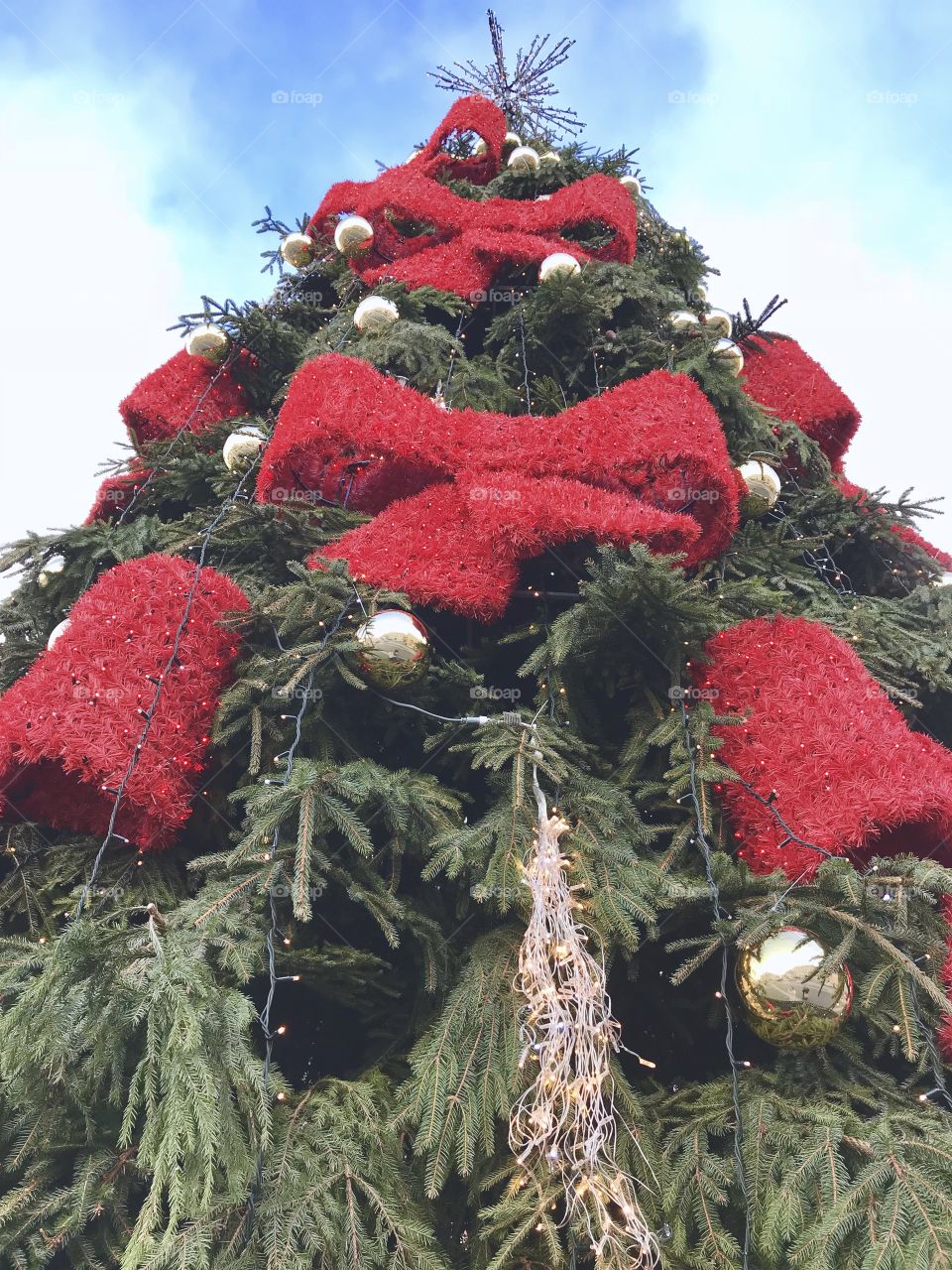 Christmas tree with red ribbons 