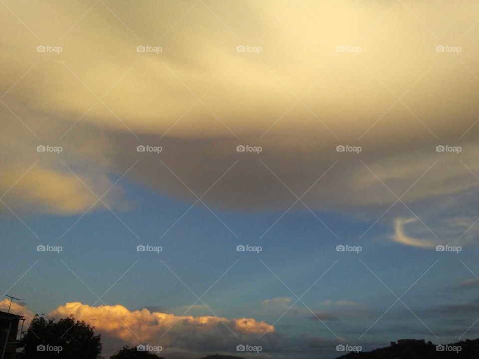 Está foto es del mismo día que las otras, desde otro ángulo. Se ve al fondo una hermosa nube amarilla entre grices