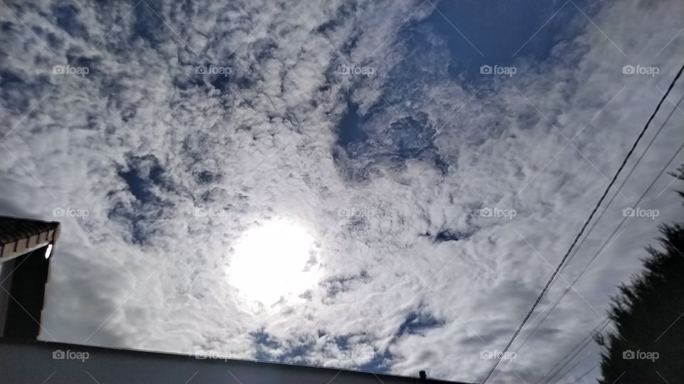 Surgiendo de entre las nubes