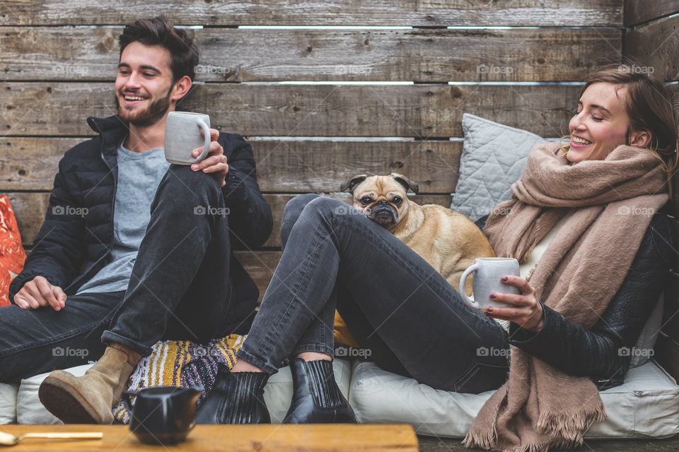 Hombre,mujer y perro tomando cafe