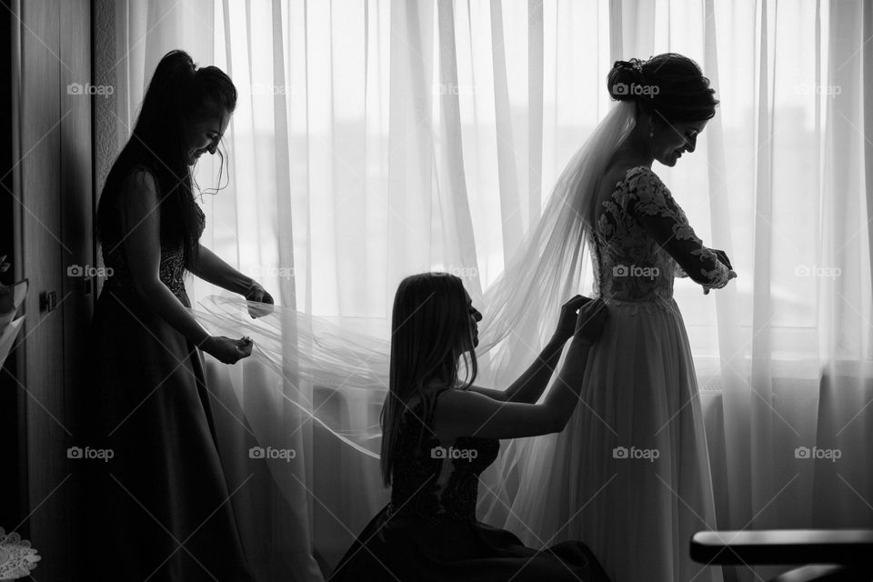 Gathering of the bride opposite the window