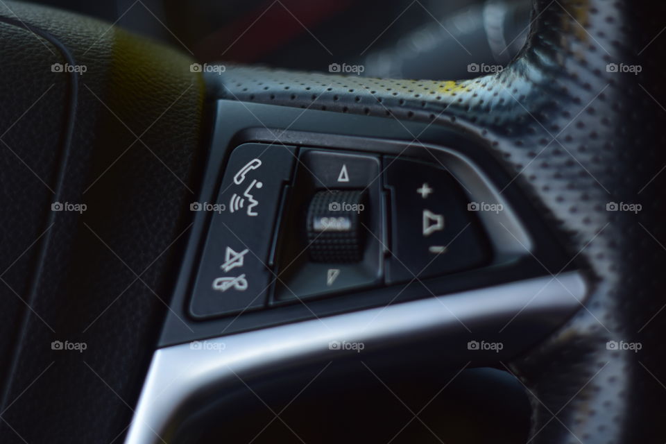 the control buttons on the steering wheel