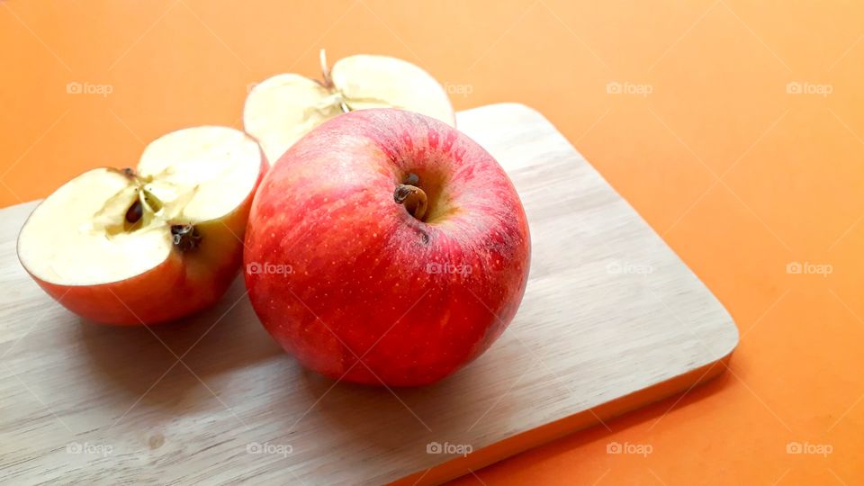 Cutting apple