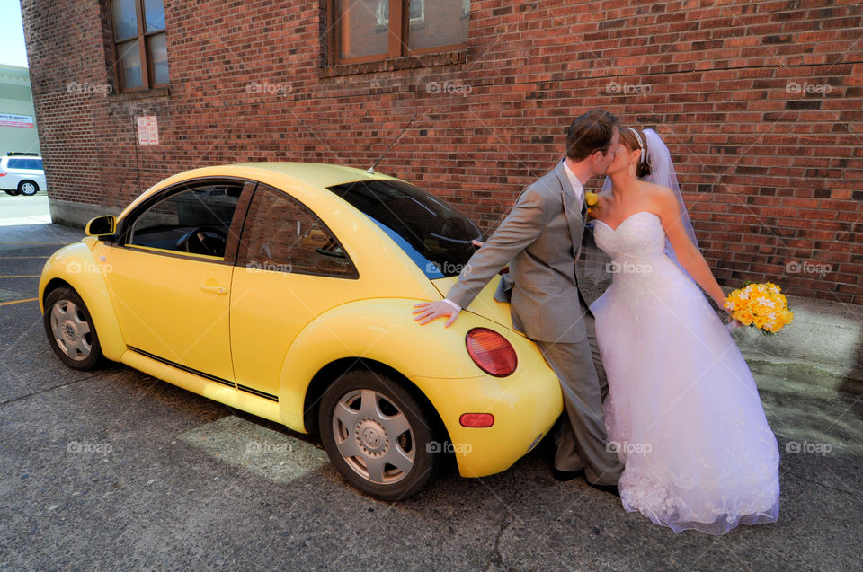 yellow car kiss 