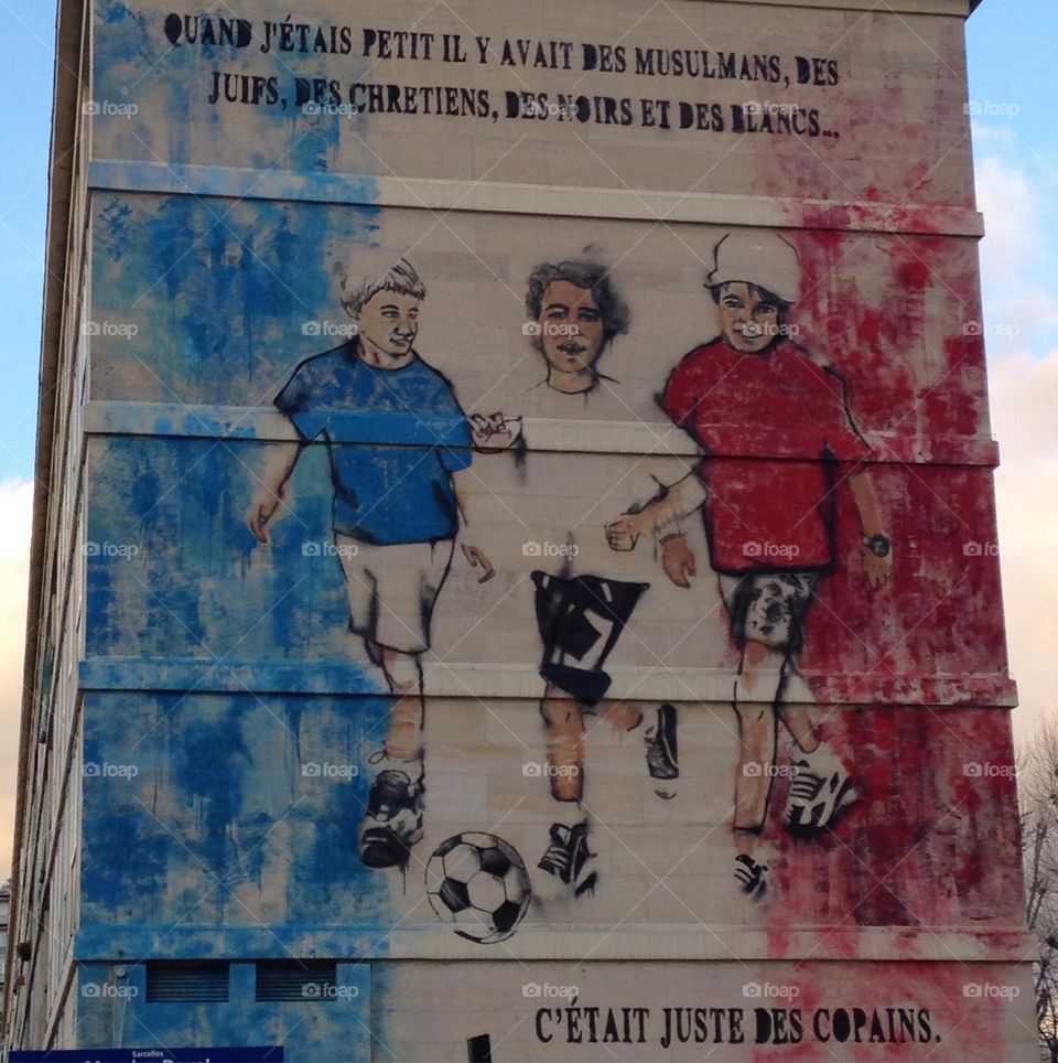 Sarcelles. Paris says NO to racism. Stop au racisme dans le monde. Street art sur une façade est un symbole et une ouvre d’art