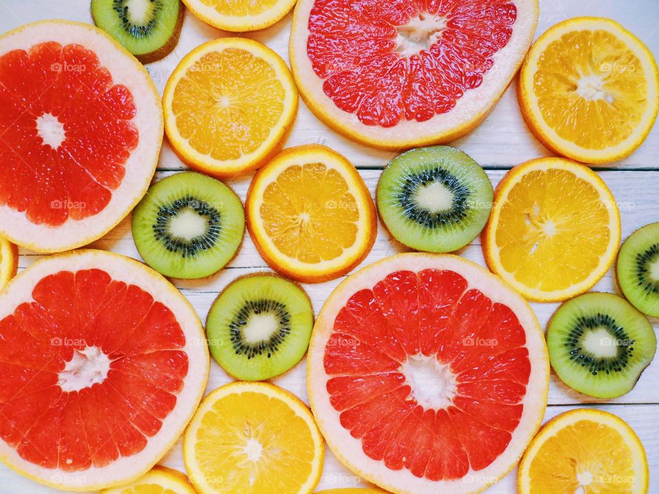 sliced ​​slices of orange, grapefruit and kiwi