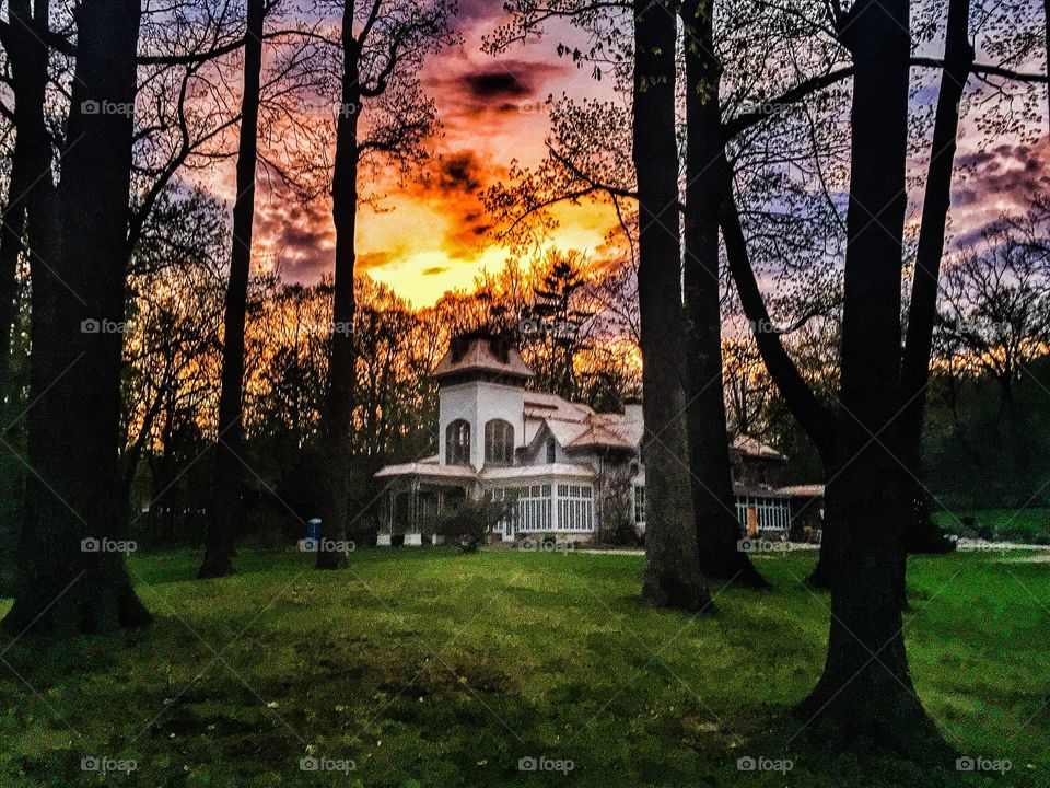 Country home. Sunset in Dundas